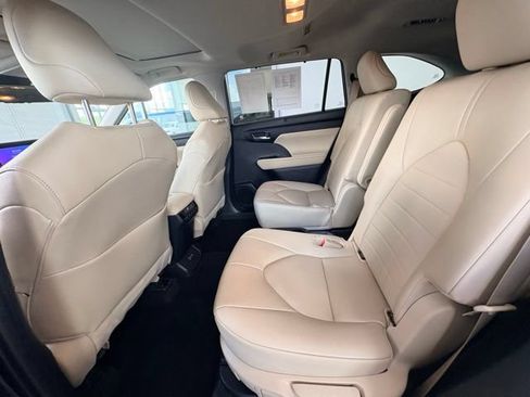 Used 2023 Toyota Highlander XLE AWD/4WD image 27
