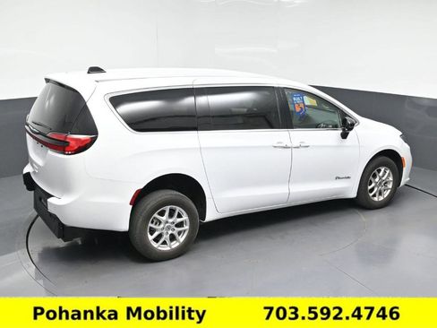 Used 2024 Chrysler Pacifica Touring-L FWD image 21