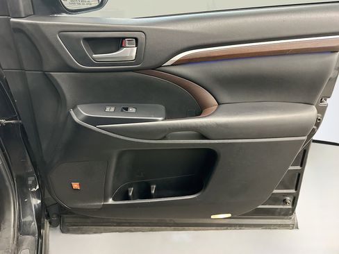 Used 2015 Toyota Highlander Limited Platinum image 36