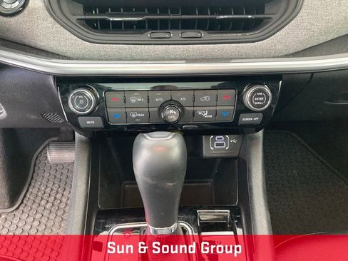 Used 2025 Jeep Compass Latitude w/ Sun & Sound Group image 9