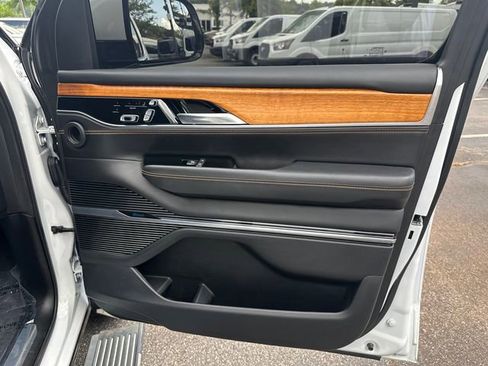 Used 2022 Jeep Grand Wagoneer Series III w/ Rear Seat Video Group 1 AWD/4WD image 16