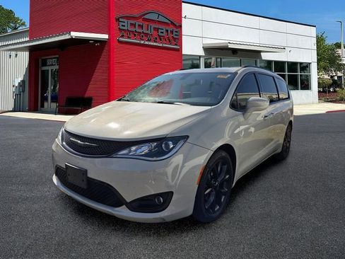 Used 2020 Chrysler Pacifica Touring-L w/ S Appearance Package FWD image 1