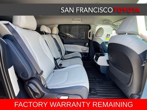 Used 2025 Kia Carnival EX FWD image 19