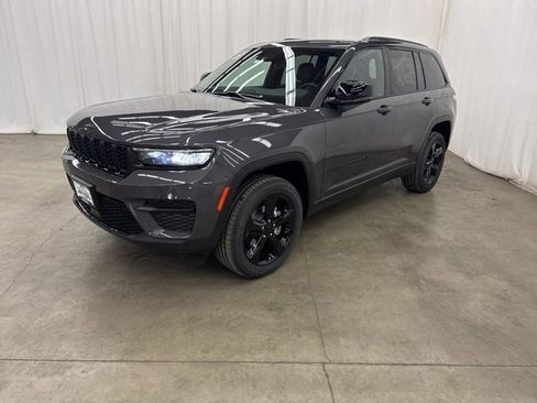 Used 2025 Jeep Grand Cherokee Altitude image 3