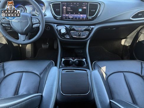 Used 2025 Chrysler Pacifica Limited FWD image 10