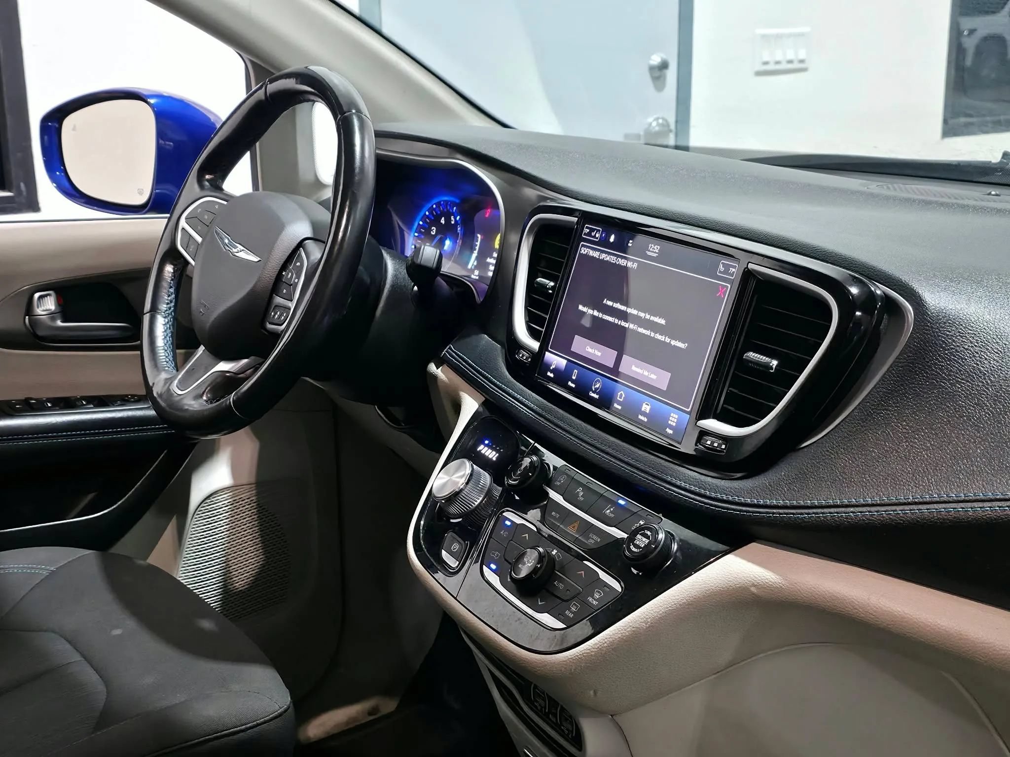 Used 2021 Chrysler Pacifica Touring w/ Cold Weather Group FWD image 19