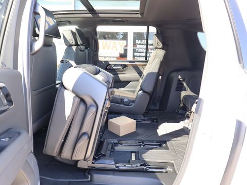 New 2026 Chevrolet Suburban High Country AWD/4WD image 30