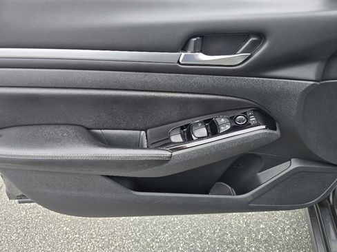 Used 2023 Nissan Altima 2.5 SV image 9
