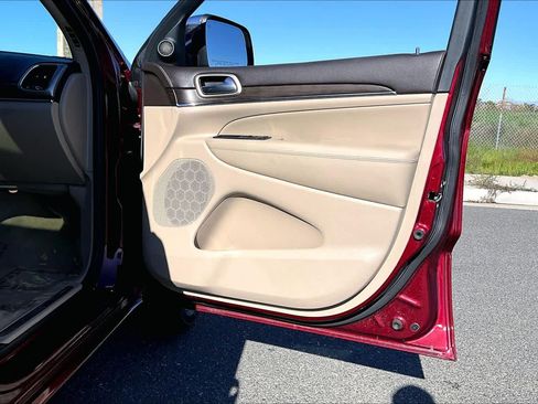 Used 2017 Jeep Grand Cherokee Overland image 22