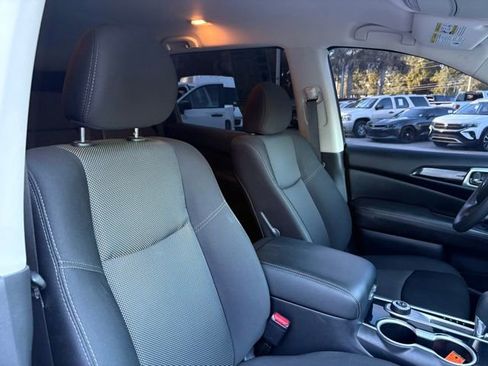 Used 2020 Nissan Pathfinder S image 32