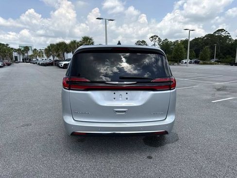 Used 2026 Chrysler Pacifica Limited FWD image 4
