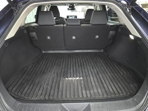 Used 2021 Toyota Venza LE AWD/4WD image 11