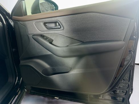 Used 2023 Nissan Rogue S FWD image 30