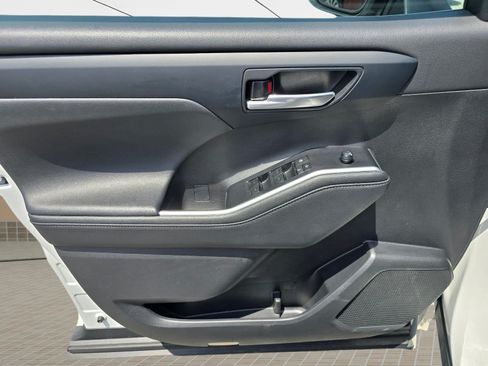 Used 2024 Toyota Highlander XLE FWD image 8