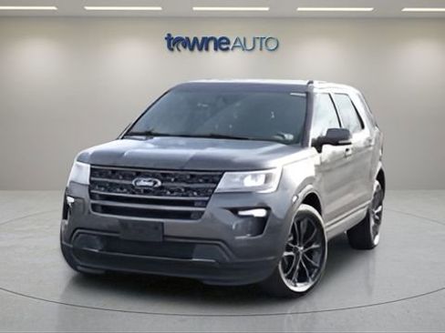 Used 2018 Ford Explorer XLT AWD/4WD image 2