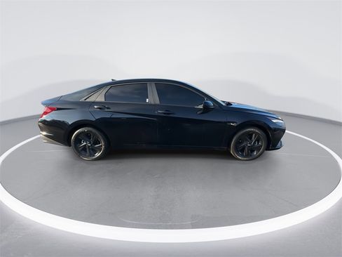 Used 2023 Hyundai Elantra SEL w/ Preferred Accessory Package image 9