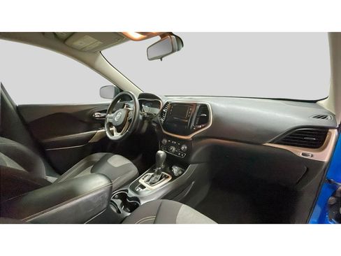 Used 2018 Jeep Cherokee Sport image 17