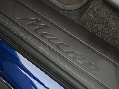 Certified 2023 Porsche Macan AWD/4WD image 32