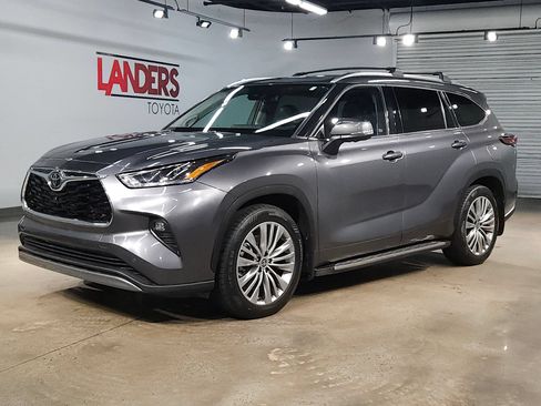 Used 2023 Toyota Highlander Platinum FWD image 3