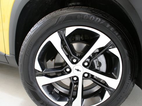 Certified 2024 Chevrolet Trax RS w/ Sunroof Package FWD image 32