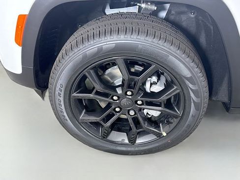 New 2025 Jeep Grand Cherokee Limited image 32