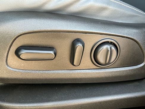 Used 2020 Buick Enclave Essence image 18