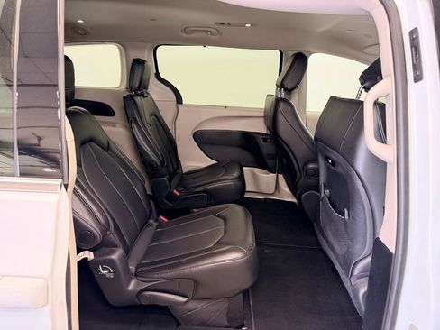 Used 2024 Chrysler Pacifica Touring-L FWD image 10