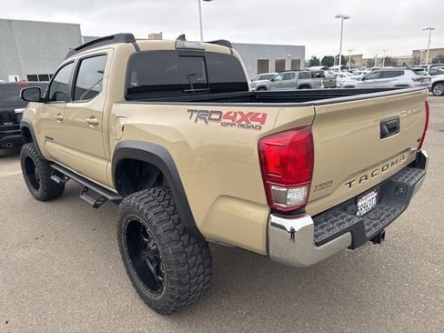 Used 2017 Toyota Tacoma TRD Off-Road image 11