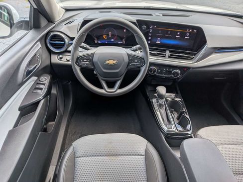 Used 2025 Chevrolet Trax LT FWD image 15