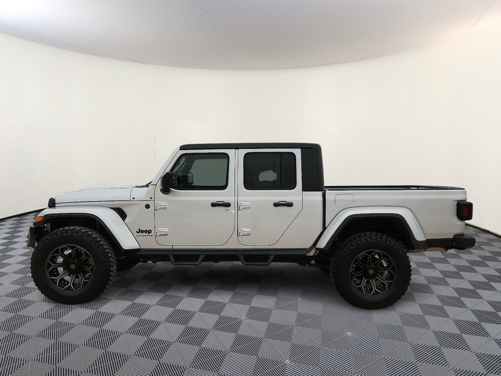 Used 2023 Jeep Gladiator Sport AWD/4WD image 2