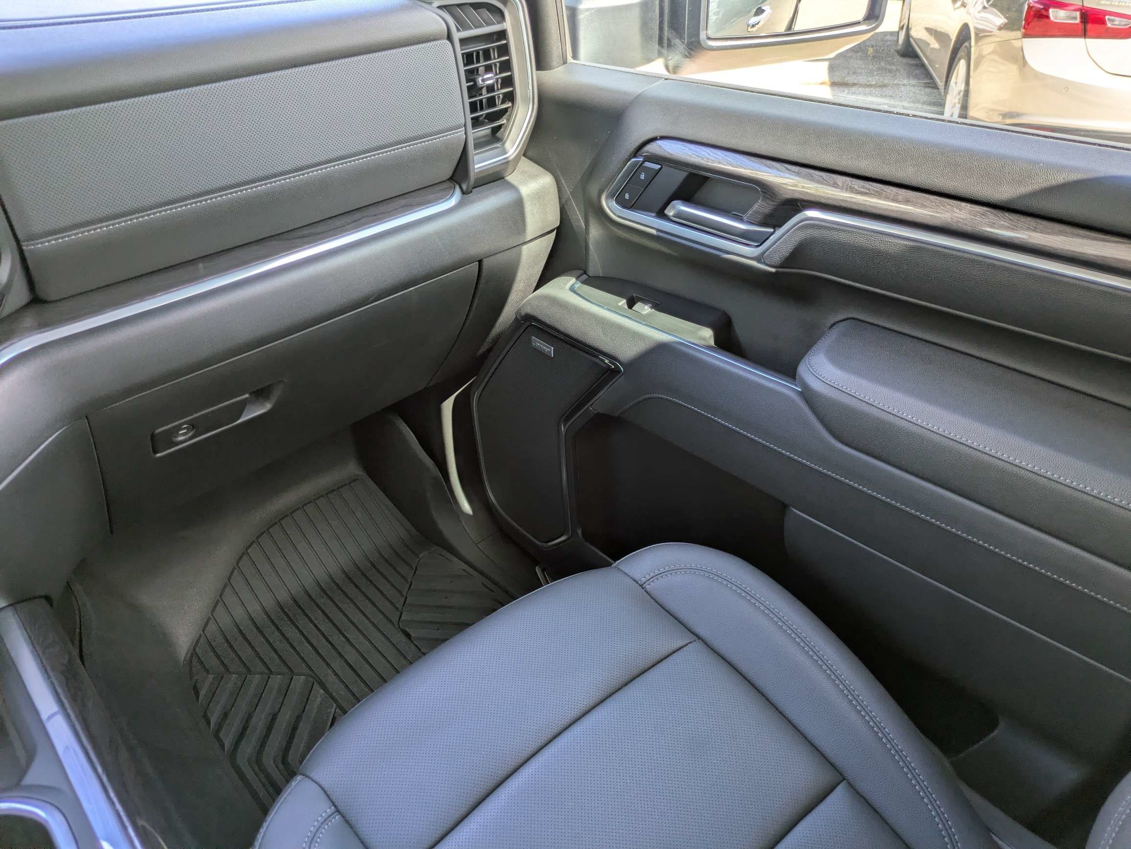 Used 2025 Chevrolet Silverado 2500 LTZ w/ LTZ Convenience Package AWD/4WD image 9