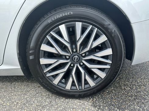 Used 2024 Nissan Altima 2.5 SV FWD image 11