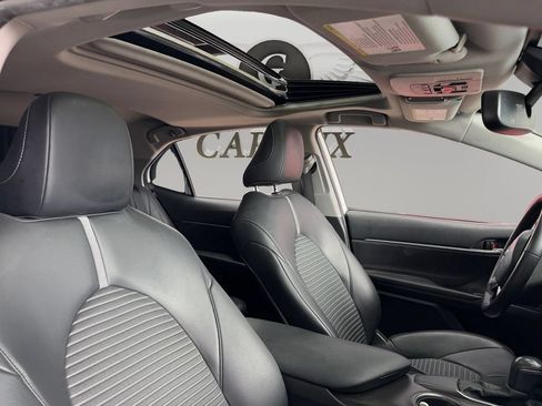 Used 2021 Toyota Camry SE w/ Convenience Package FWD image 14
