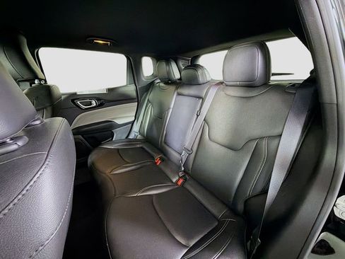 Used 2025 Jeep Compass Limited image 23