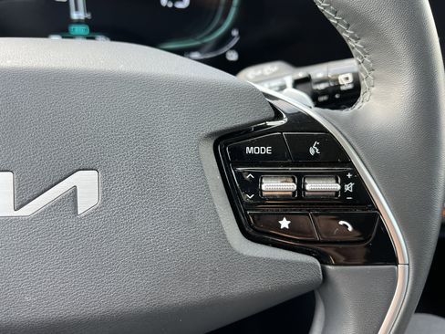 Used 2023 Kia Niro EX image 25