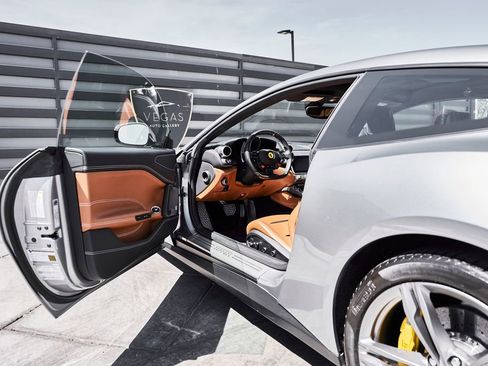 Used 2018 Ferrari GTC4Lusso image 32