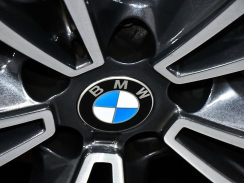 Used 2022 BMW 740i xDrive w/ M Sport Package AWD/4WD image 93