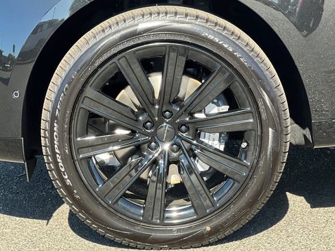 New 2026 Land Rover Range Rover Long Wheelbase SE AWD/4WD image 13