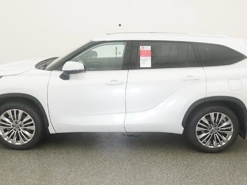 New 2026 Toyota Highlander Platinum AWD/4WD image 9