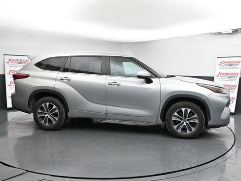Used 2023 Toyota Highlander XLE image 9