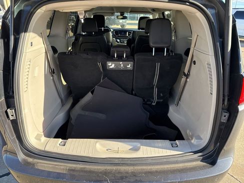 Used 2020 Chrysler Pacifica Touring-L image 9