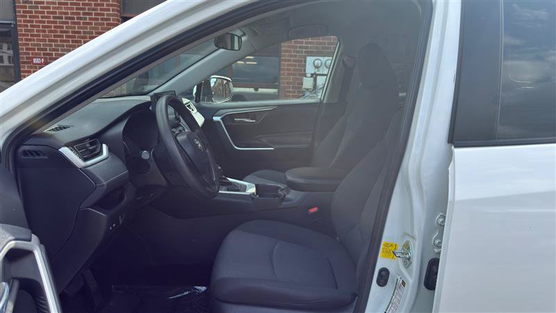 Used 2021 Toyota RAV4 XLE AWD/4WD image 28