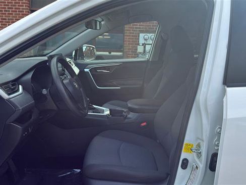 Used 2021 Toyota RAV4 XLE AWD/4WD image 28