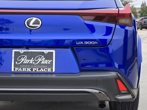 Certified 2025 Lexus UX 300h FWD image 17
