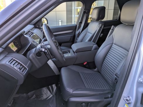 Used 2024 Land Rover Discovery Dynamic SE image 26