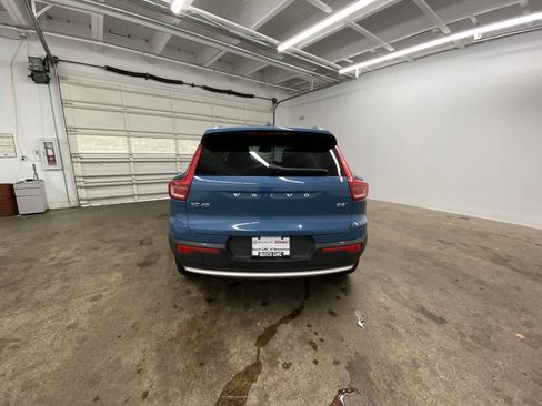 Used 2024 Volvo XC40 B5 Core image 5