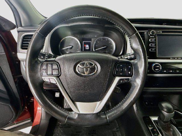Certified 2019 Toyota Highlander SE w/ Nightshade Edition FWD image 13