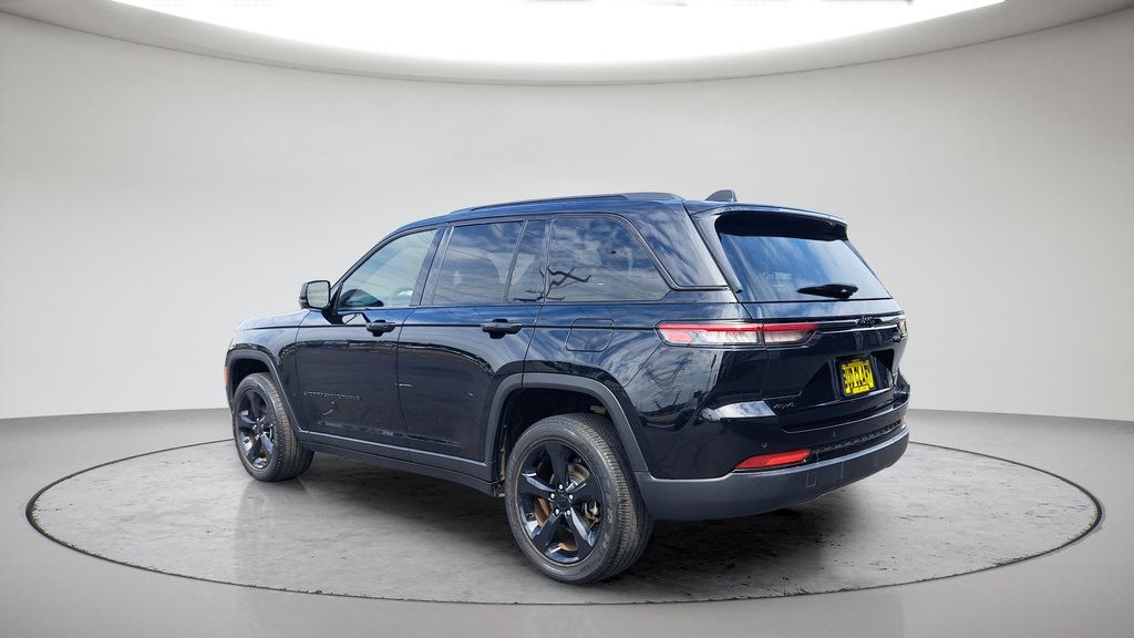 Used 2023 Jeep Grand Cherokee Altitude AWD/4WD image 3