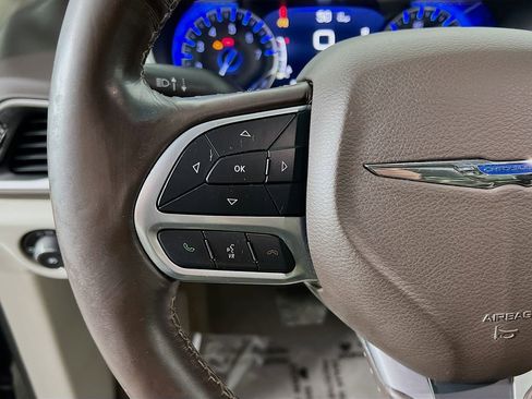 Used 2019 Chrysler Pacifica Touring-L w/ Advanced Safetytec Group image 10
