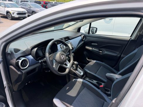 Used 2023 Nissan Versa SV FWD image 5